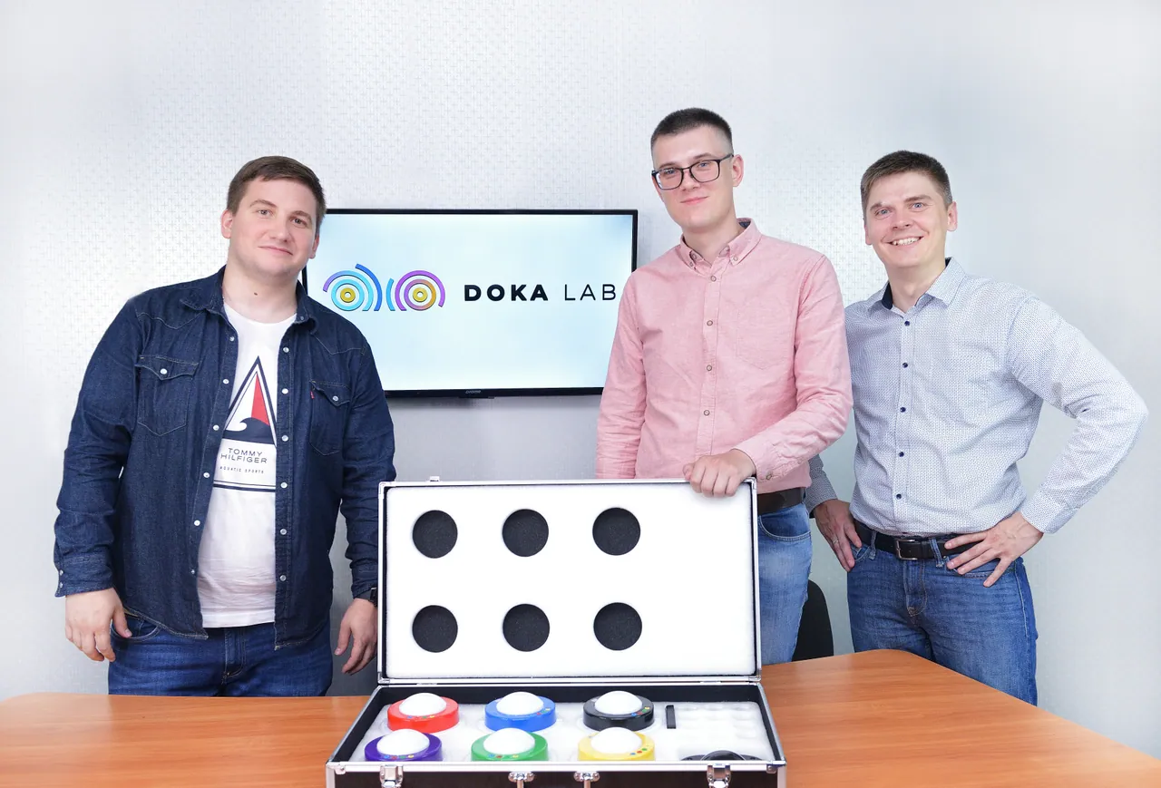 Команда DokaLab демонстрирует открытый кейс с кнопками